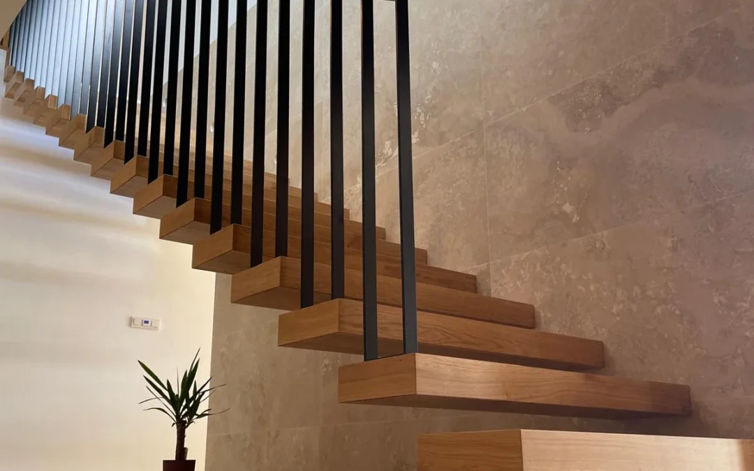 Ocelové schodiště s dubovými nášlapy